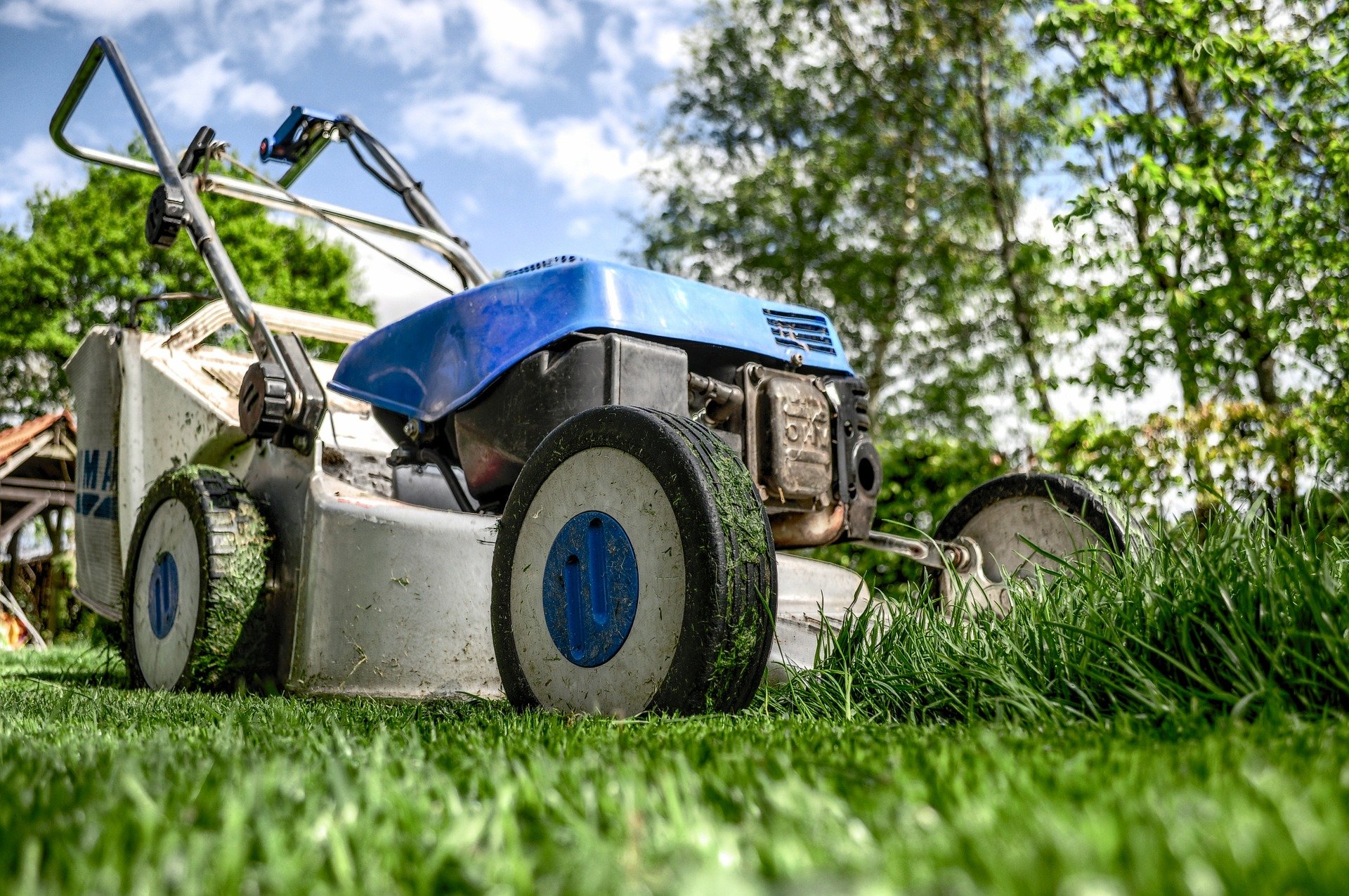 lawn-mower-384589_1920